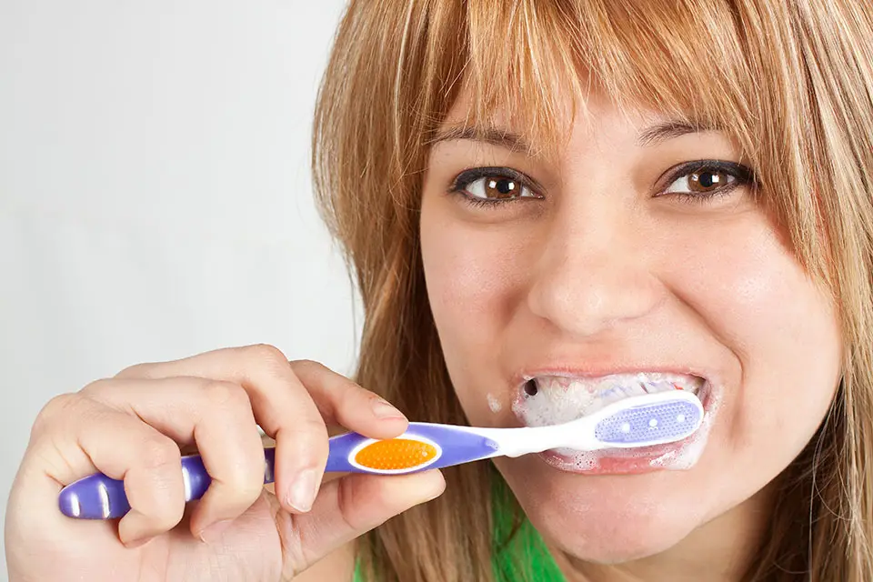 woman_brushing_teeth
